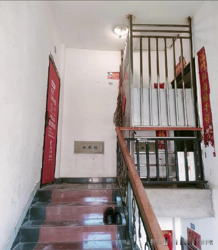 这局怎么破!两年没回老房子，刚准备装修开门傻了：对门邻居在公摊楼梯间装了个