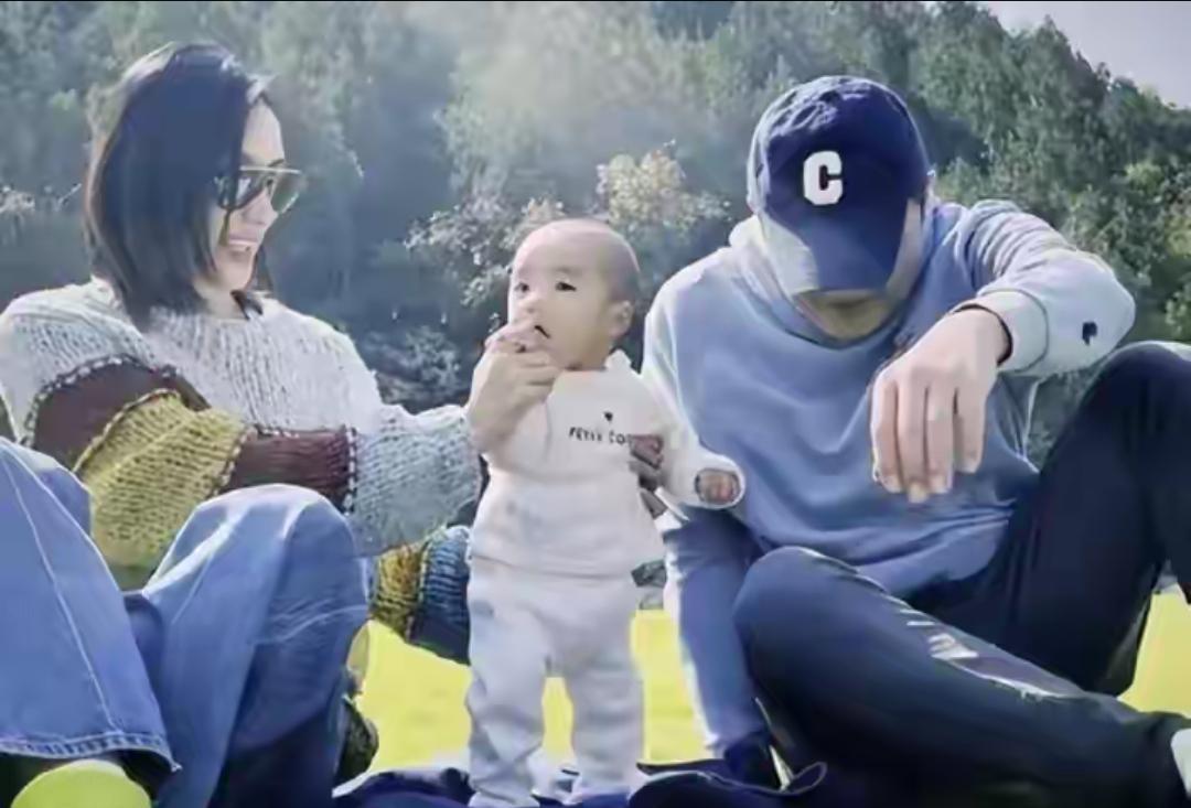 李亚鹏离婚了，不是因为不爱，是真没钱了。他直播卖茶，一场三亿流水，家却从别墅搬