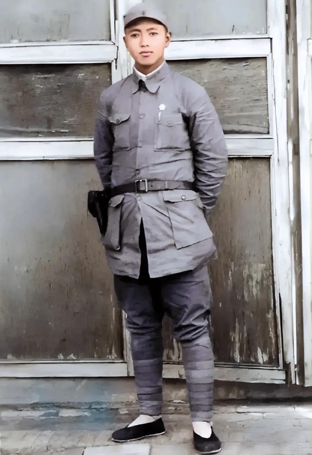 这是1945年9月刘华清率部攻克夏津县城后的留影，时年29岁，担任晋冀鲁豫军区第