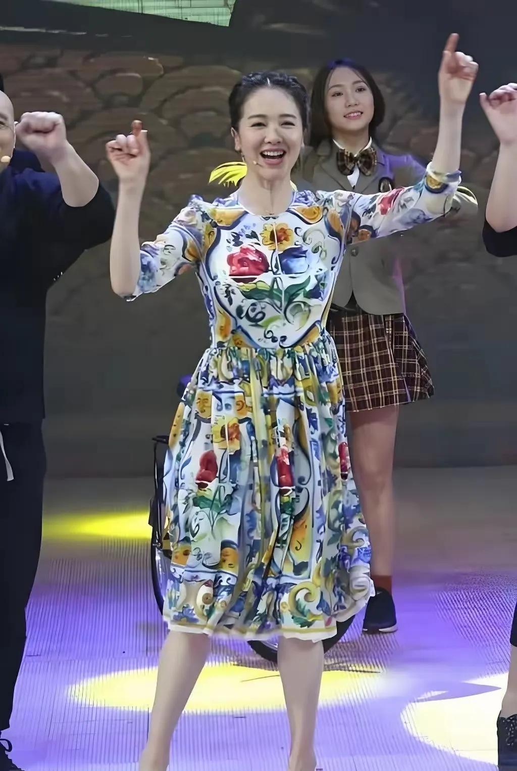 左小青太美啦！浑身散发着迷人的魅力，妥妥的女神一枚！她迷人的气质太抢镜啦！樱桃小