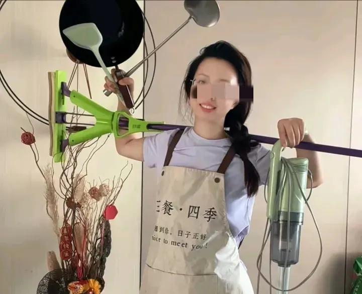 田静非常活跃呀，这不把头像又改了，这个形象可以说是一言难尽呀，一看就是个典型的家