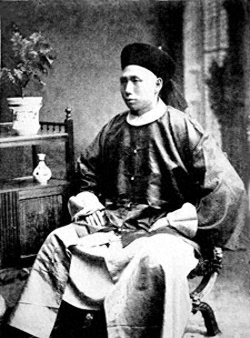 1959年，一名生产队长带着村民们炸开了丁汝昌的墓地，墓地里有一黑一红两个棺，村