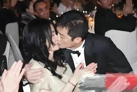 谢霆锋看到这张照片还会义无反顾爱王菲吗？还是别说有多纯洁了！接受现实吧！
