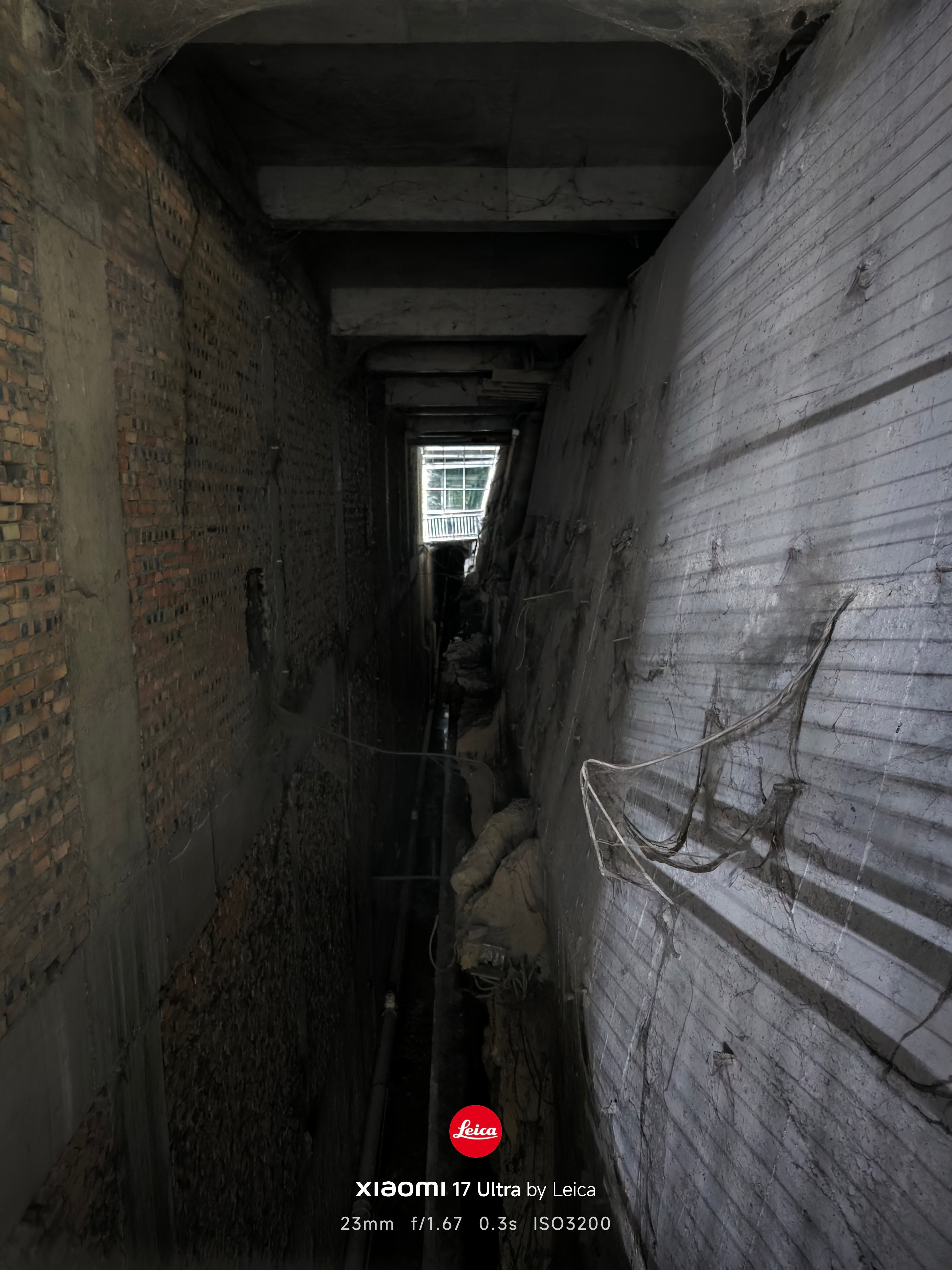 图1是肉眼看到的，图2是夜景模式拍的，感觉如何