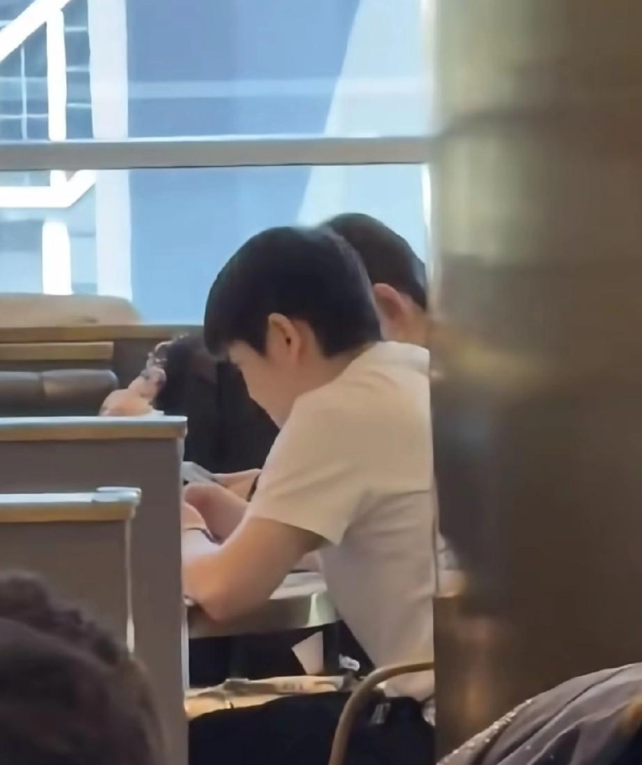到达香港的莎莎，终于可以吃多好的了，这几天应该泡面吃伤了吧，这样看着背都单