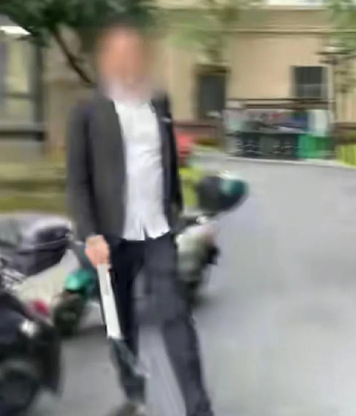 近日，广州花都区恒大悦府发生一起物业与业主冲突事件。住户李先生将电单车停在负一楼