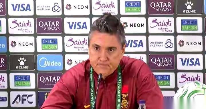 越南队主帅，据说把自己关了三天三夜。把咱们前场那几个核心球员，王钰栋、拜合拉木