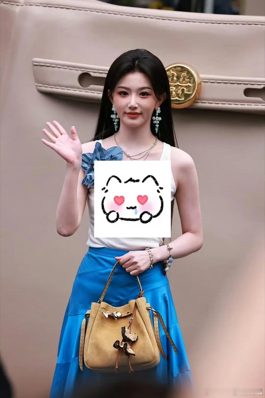 我真的欣赏不来雪儿的脸。她长的像那个👽