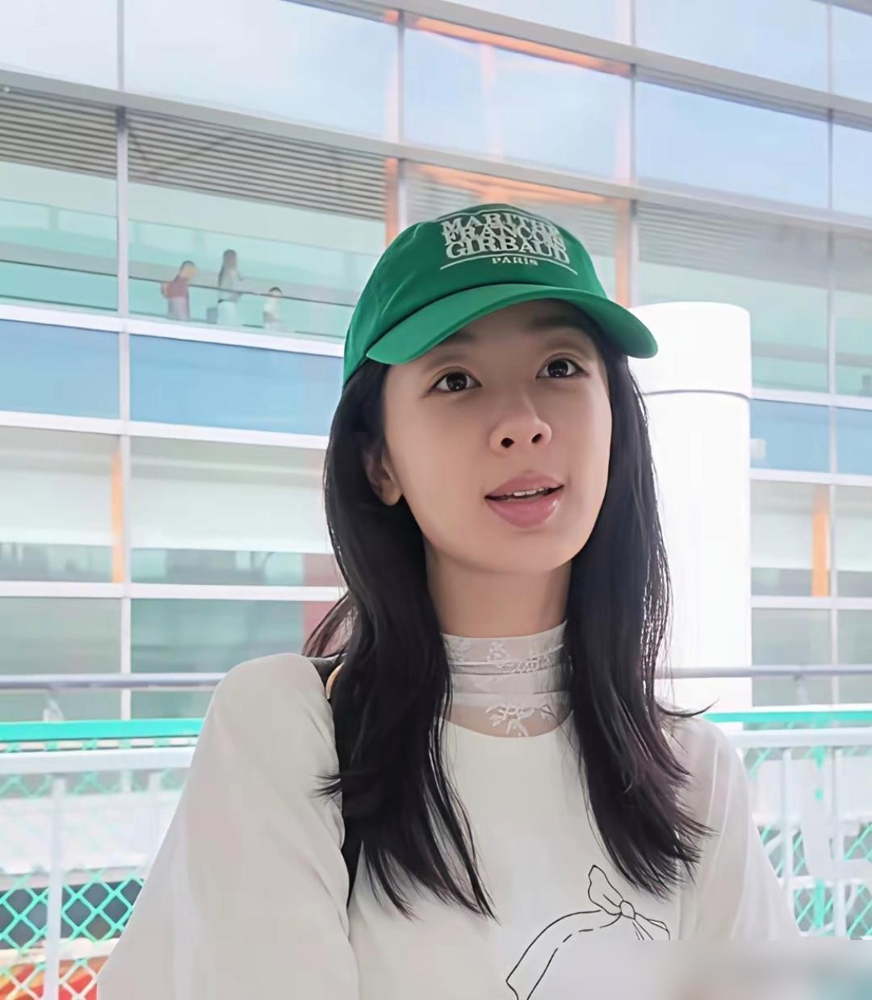 杨紫素颜往机场一站，评论区先自己打起来了。路人镜头里，她真人比荧幕瘦一圈，肩颈线条在线，还全程没架子