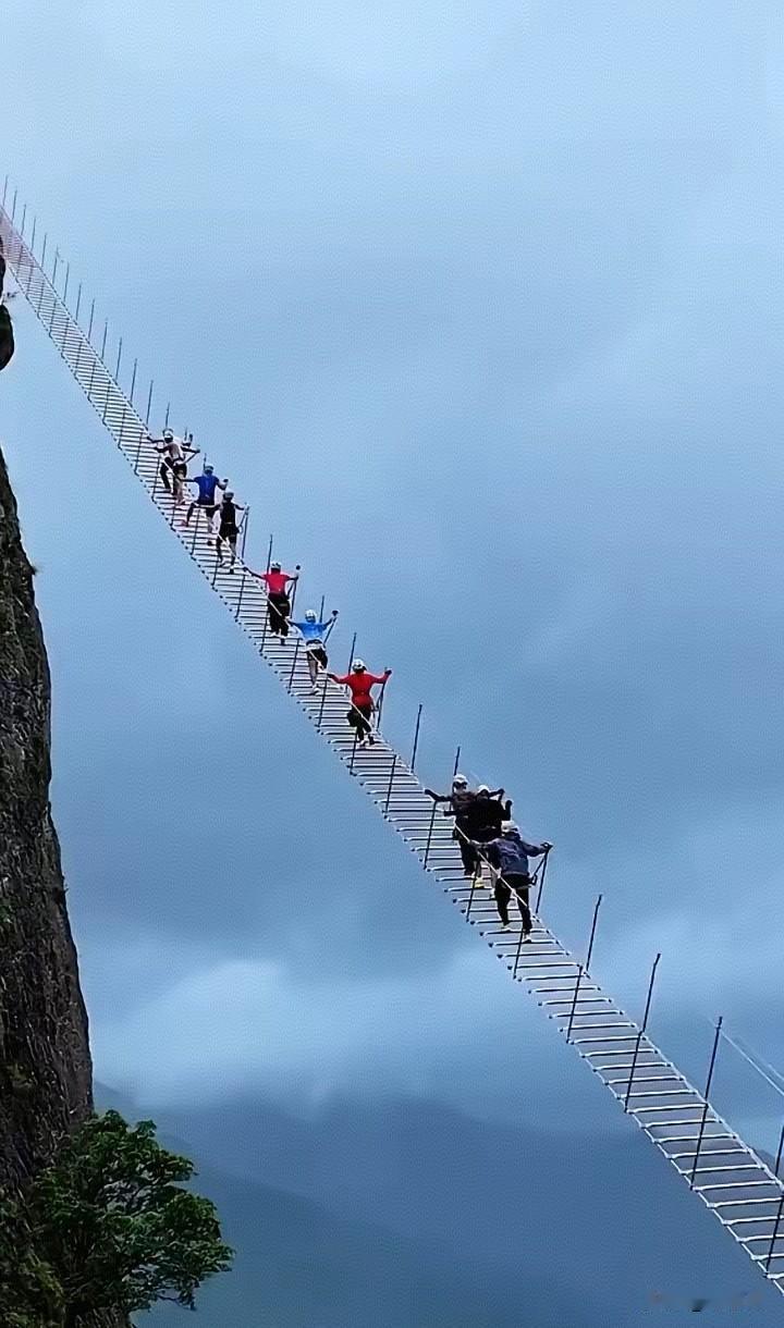 天梯，通往天上的路，坐标：雁荡山崖壁天梯天梯爬山天梯观景