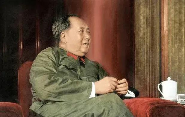 1937年1月4日，毛主席和中央机关从保安出发，踏上了去延安的征途。第二天傍晚