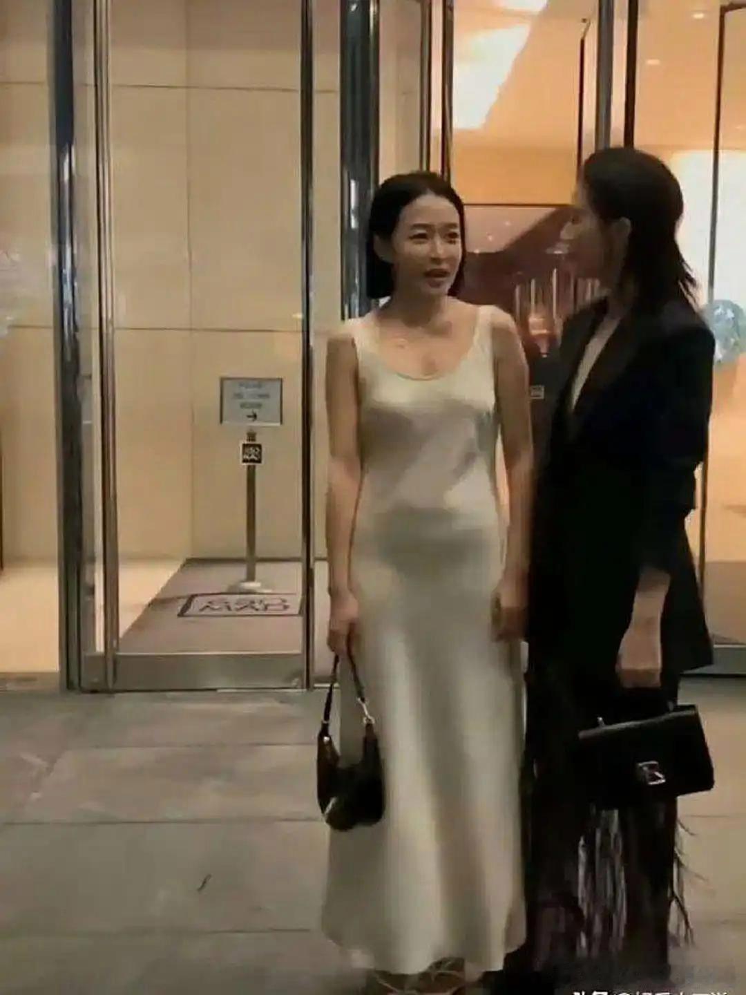高圆圆旁边这是谁啊？？身材好好啊，就是这个裙子的布料……​​​