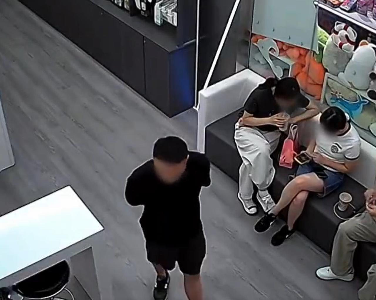 10月4日中午，一名黑衣男子和三名同伴到山东烟台市万达广场的一家手机店休息，店内