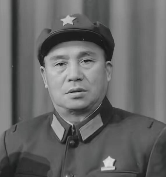 1947年，四野师长娶了老战友的遗孀带一子一女，新婚之夜，师长说把孩子们的姓都改