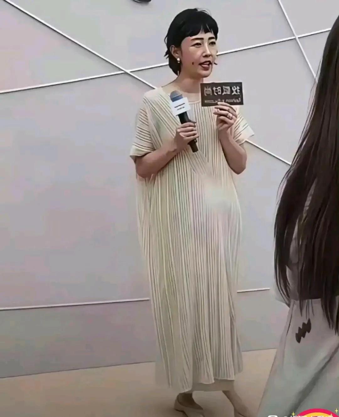 白百何这是演议事业不如意，连形象都不在意了吗。就这难看发型，宽松的长裙子、还有皮