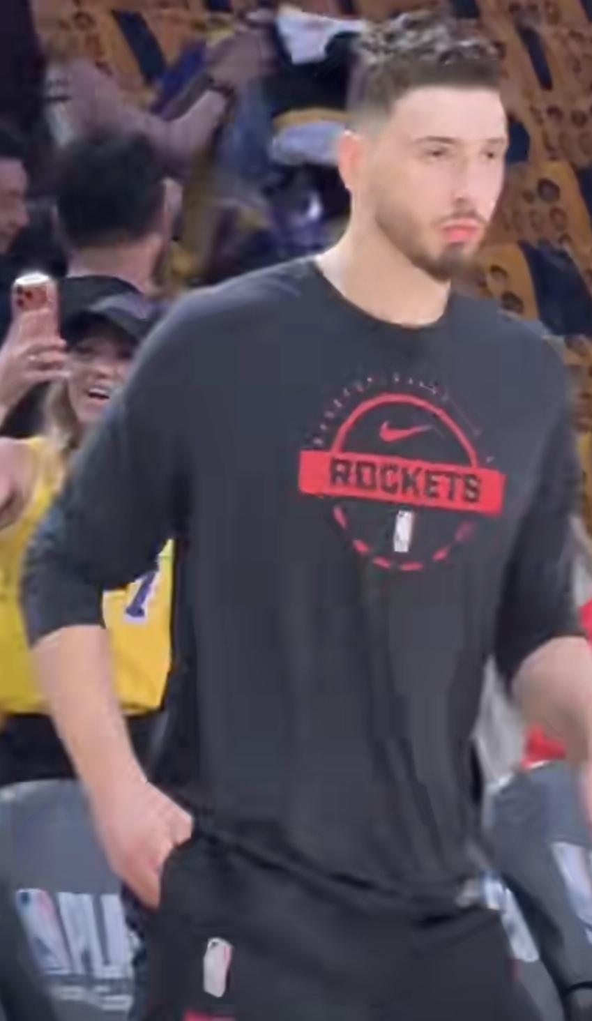 申京其实真的没有必要去解释。在火箭和湖人G1比赛前詹姆斯入场的时候，坐在替补席