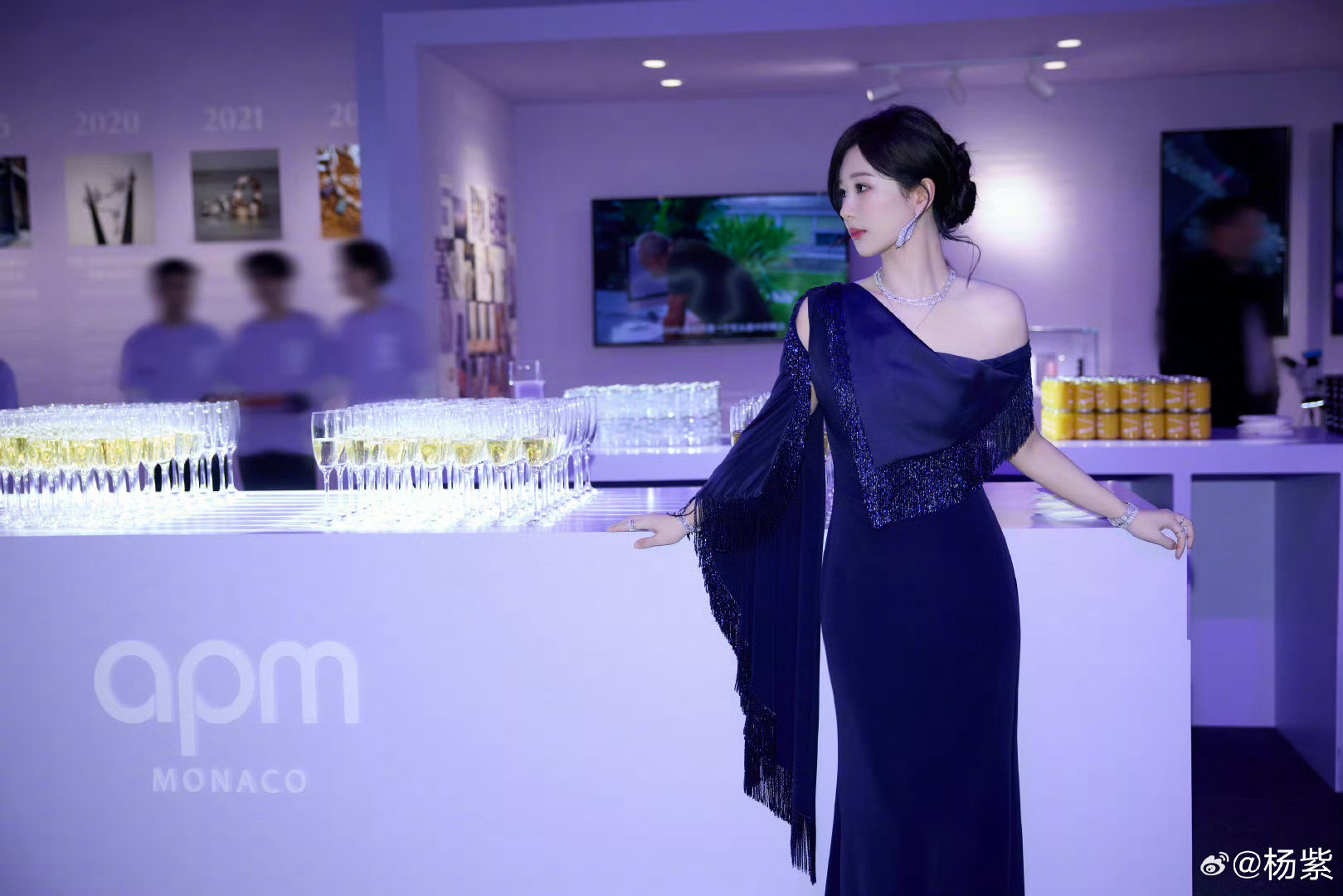 杨紫紫色高定杨紫紫色高定出图本命紫💜高定造型美极了！柔光质感衬得冷白皮透亮，搭