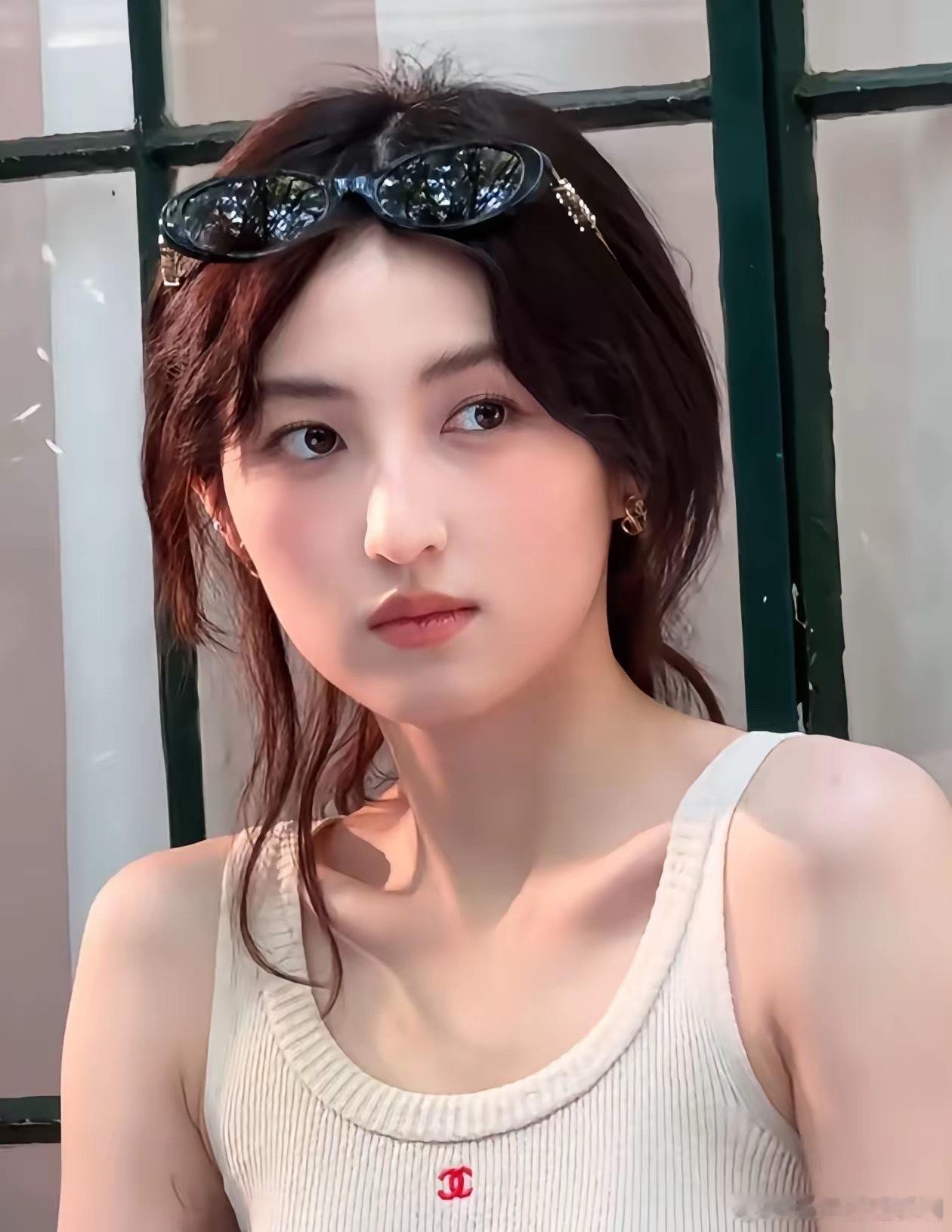 张子枫晒生日照被调侃瘦成李维嘉了张子枫怎么瘦成这样了？真的完全幻视老维嘉，明明是