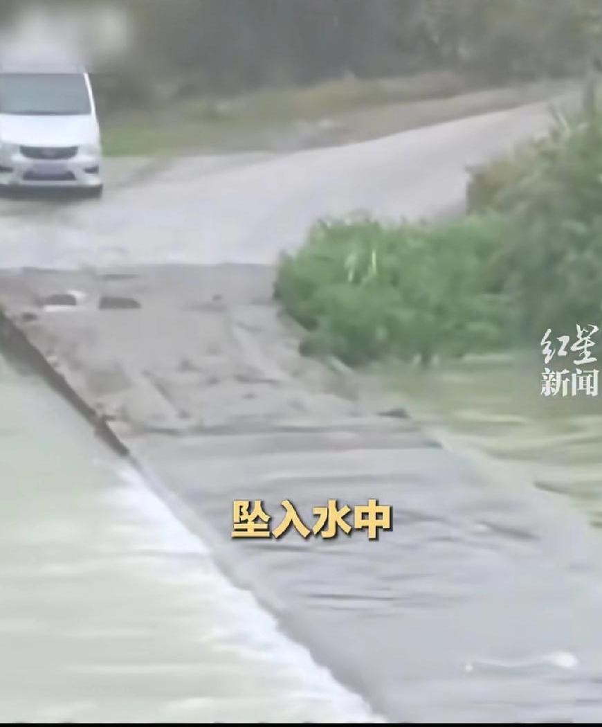 河池皮卡车事发漫水桥，司机侥幸心理太重了，安全意识太差了！！本来就是很光滑的水泥