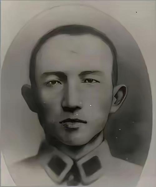 1934年，粟裕浑身是血从重围中杀出，回头一看，那个天天给他穿小鞋的政委还困在里