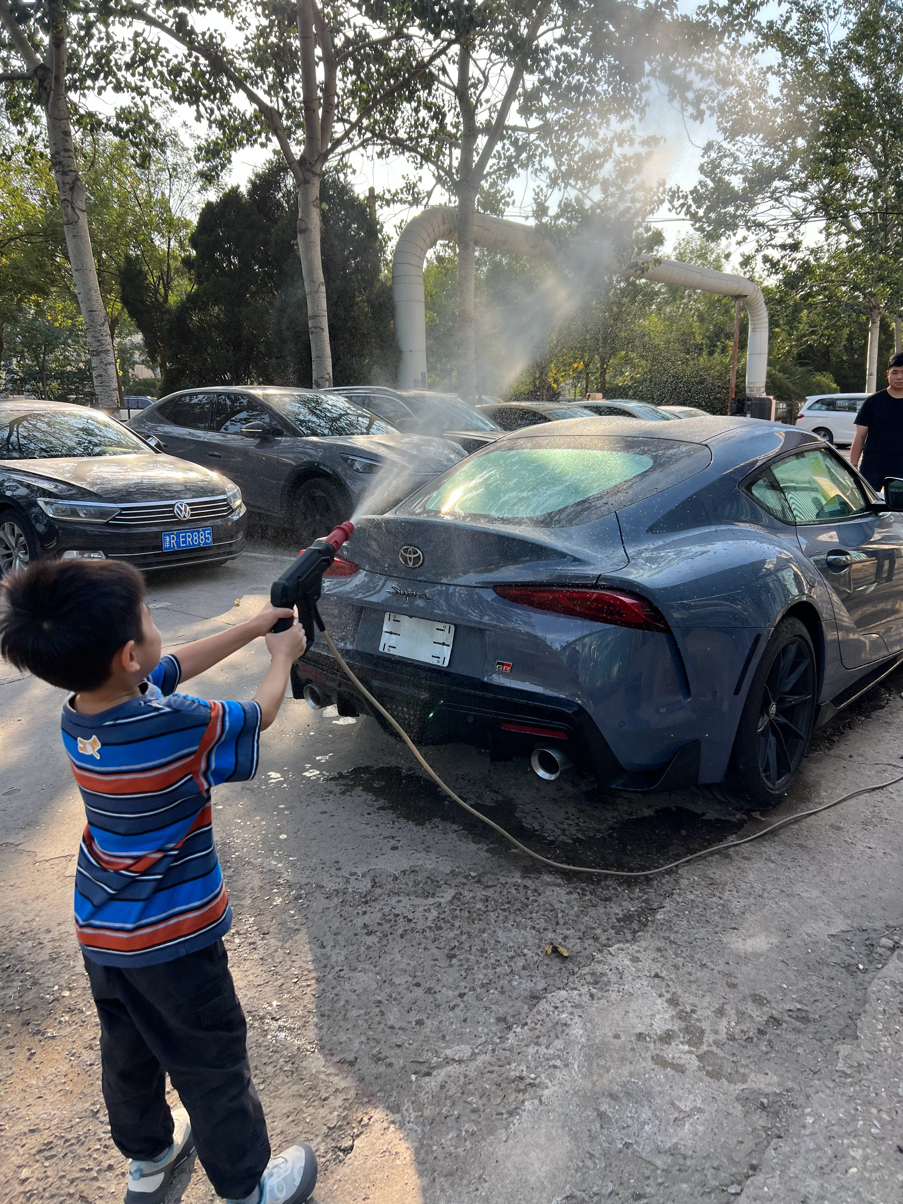 我儿子来给我洗车他故意把水打的高高的他说这样水掉下来，洗的干净[微笑][微笑][