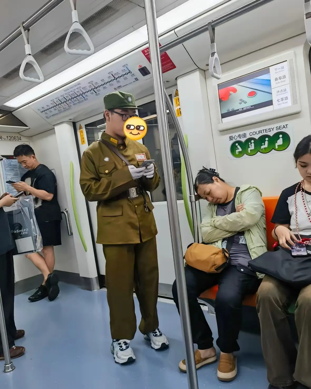 地铁上的一幕，这样穿合适吗？