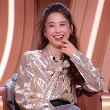 张萌在活动上向杨幂要微信，被拒绝了两次。第一次，杨幂说没带手机。张萌没放弃，