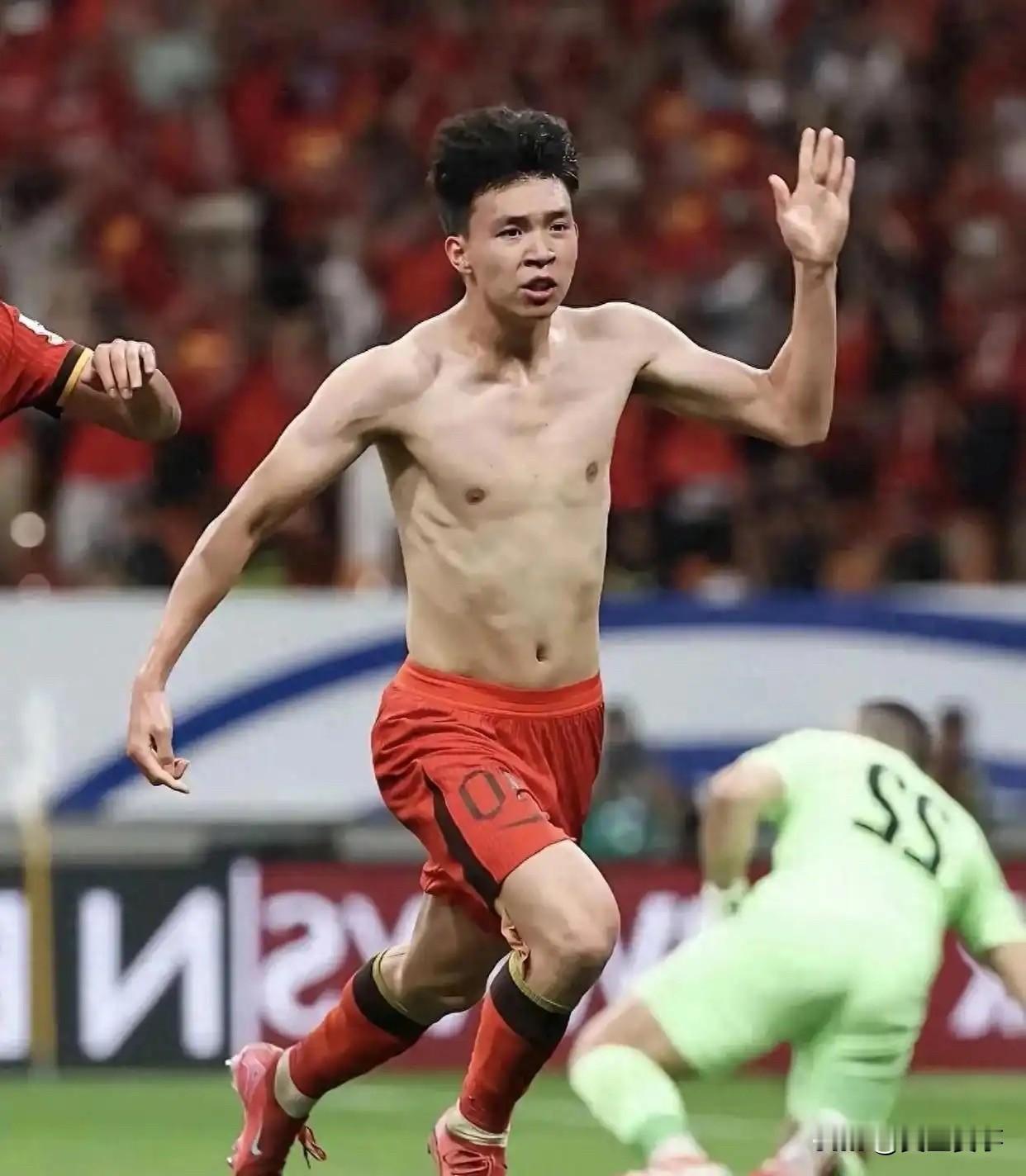 说句不怕被大家骂的，王钰栋有着三个致命问题[玫瑰]1、首先太独了，明明拜合拉