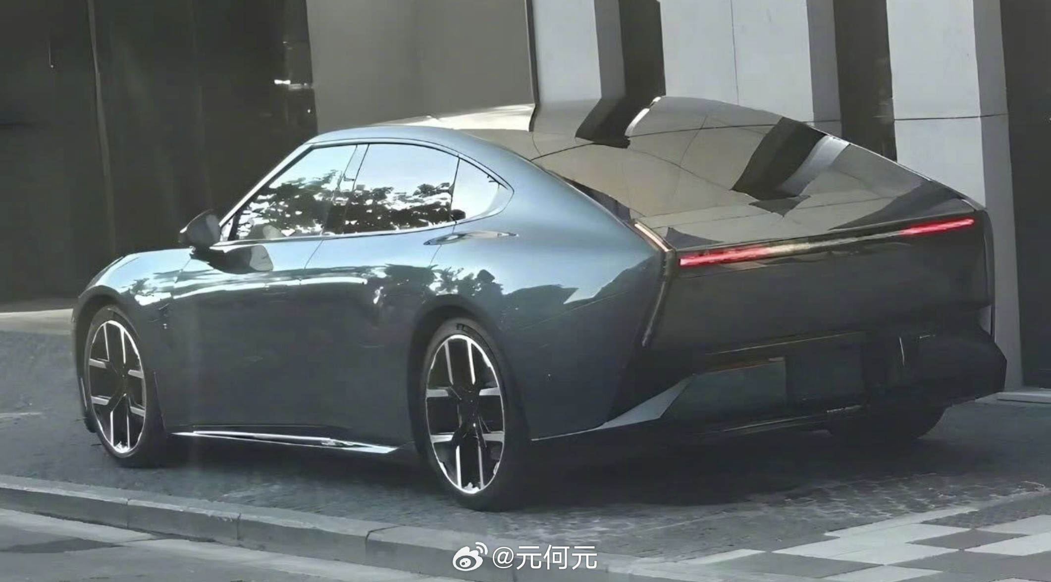 全新小鹏P7实车图有了，这侧面身形太漂亮了，有点400Z这种复古科技感觉了啊！