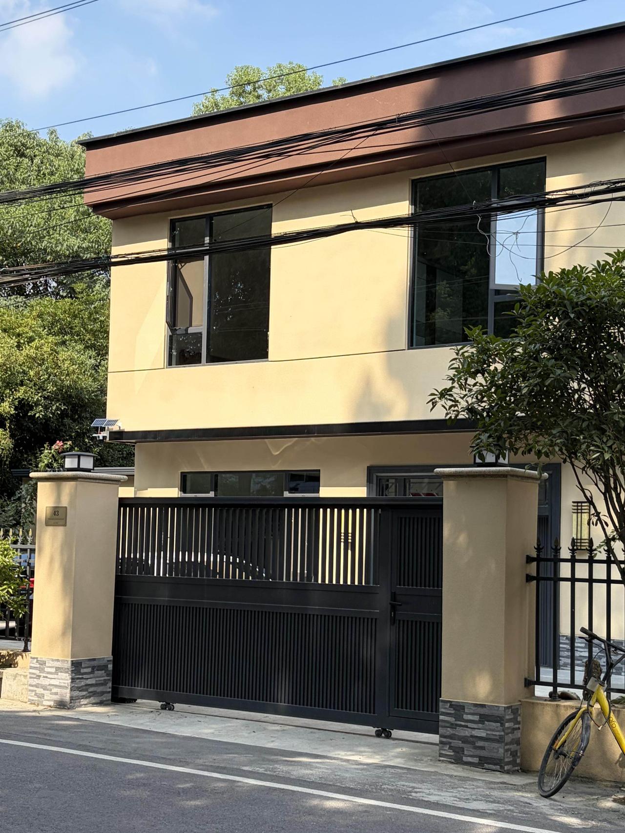 四川一男子晒出农村自建房，一楼带花园共花费50w，去年的他做了一个决定，辞掉城里