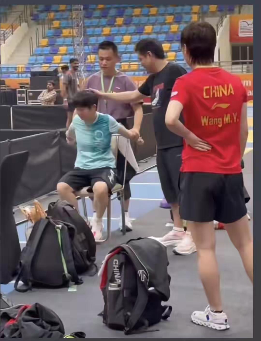 哈哈，莎莎太‘’享受‘’了吧！今天国乒无战事，还在热身训练中。身穿淡蓝色体恤