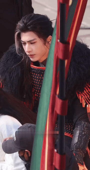 张凌赫，林允这颜值放一块儿做什么都像拍偶像剧，补个妆都那么有氛围感，林允补妆，张