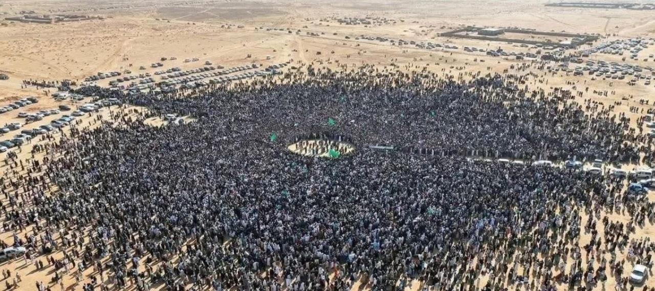 赛义夫下葬那天，的黎波里郊区的人山人海，让很多人心里不是滋味。官方没报具体数，但