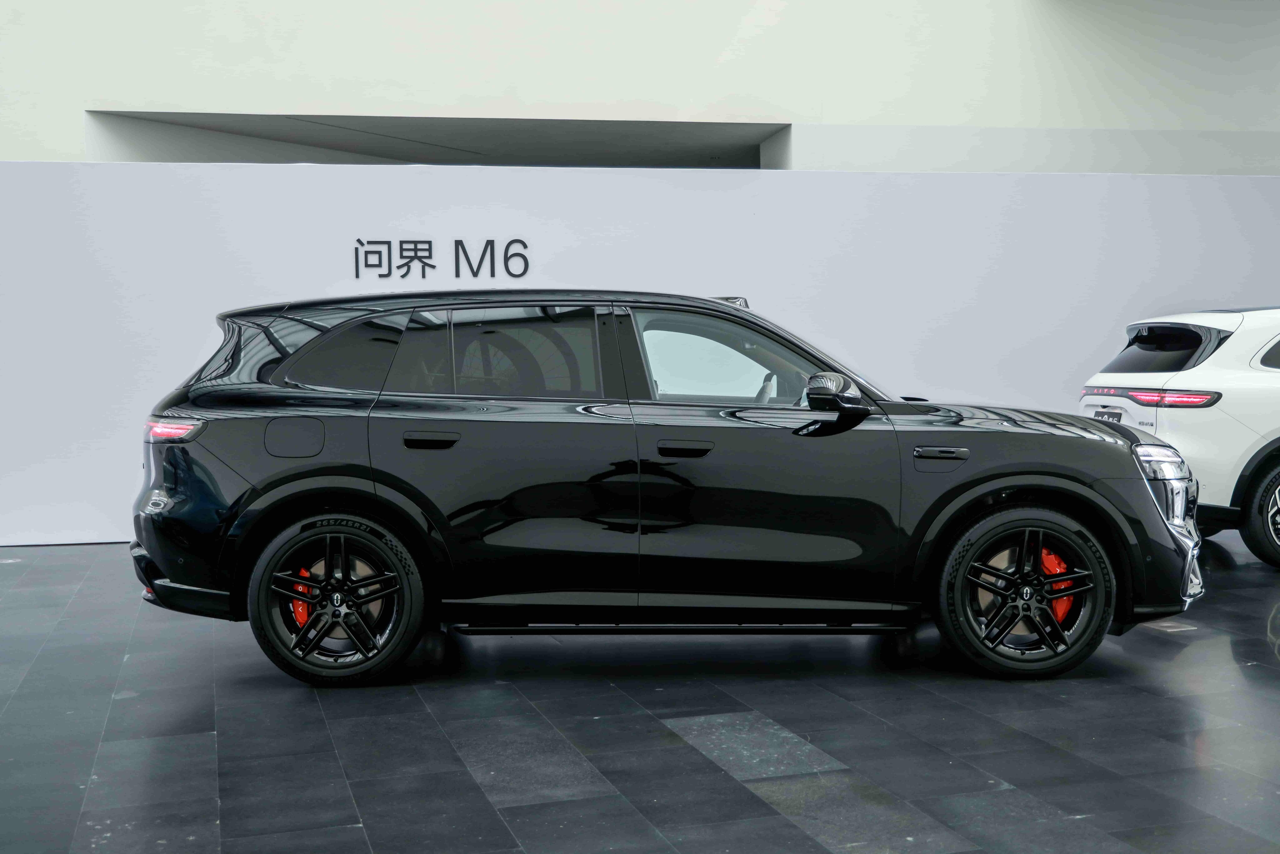 看完媒体们流出的问界M6外观内饰图，我最想给设计师加鸡腿的，绝对是这个副驾“灵感