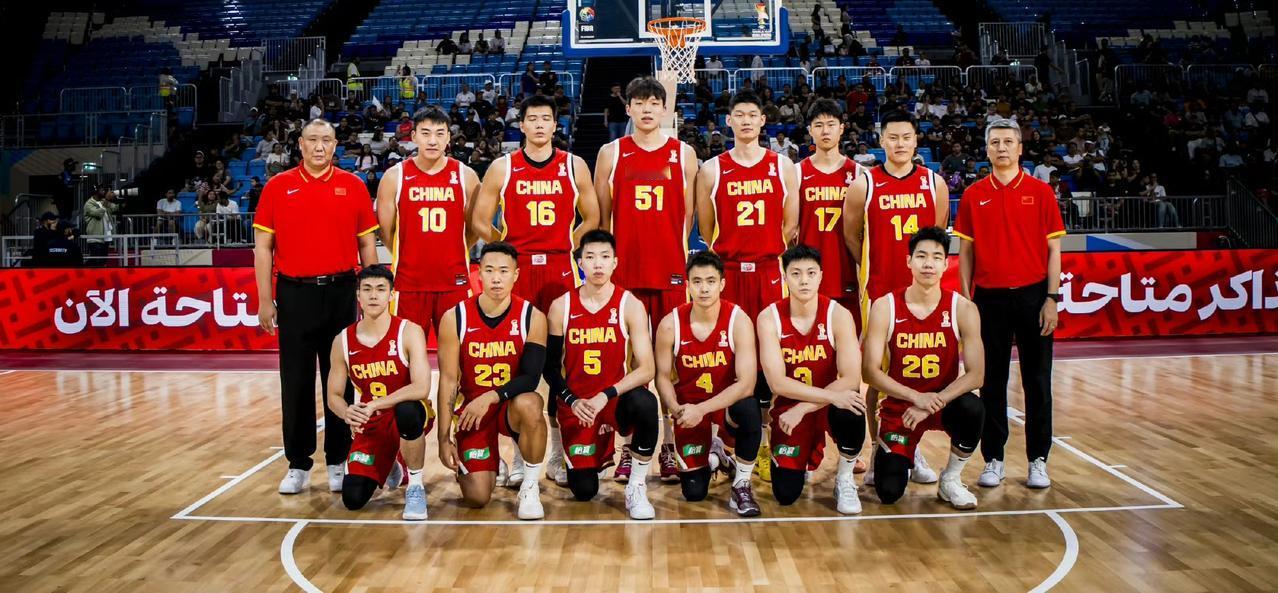 中国男篮大胜卡塔尔一战可以看出三个不争的事实！在四个后卫中胡明轩的表现最好，