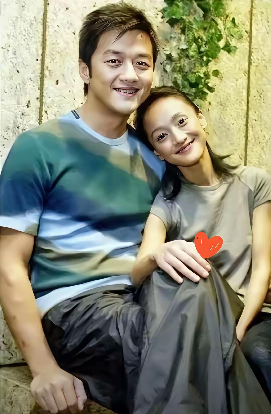 周迅和李亚鹏这张旧照，现在看还是让人唏嘘。镜头里她手搭着膝盖，牛仔装裹着瘦