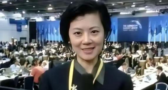 “我愿意舍弃中国国籍，自愿成为英国人！”这句话，是前央视知名主持人姜丰，在200