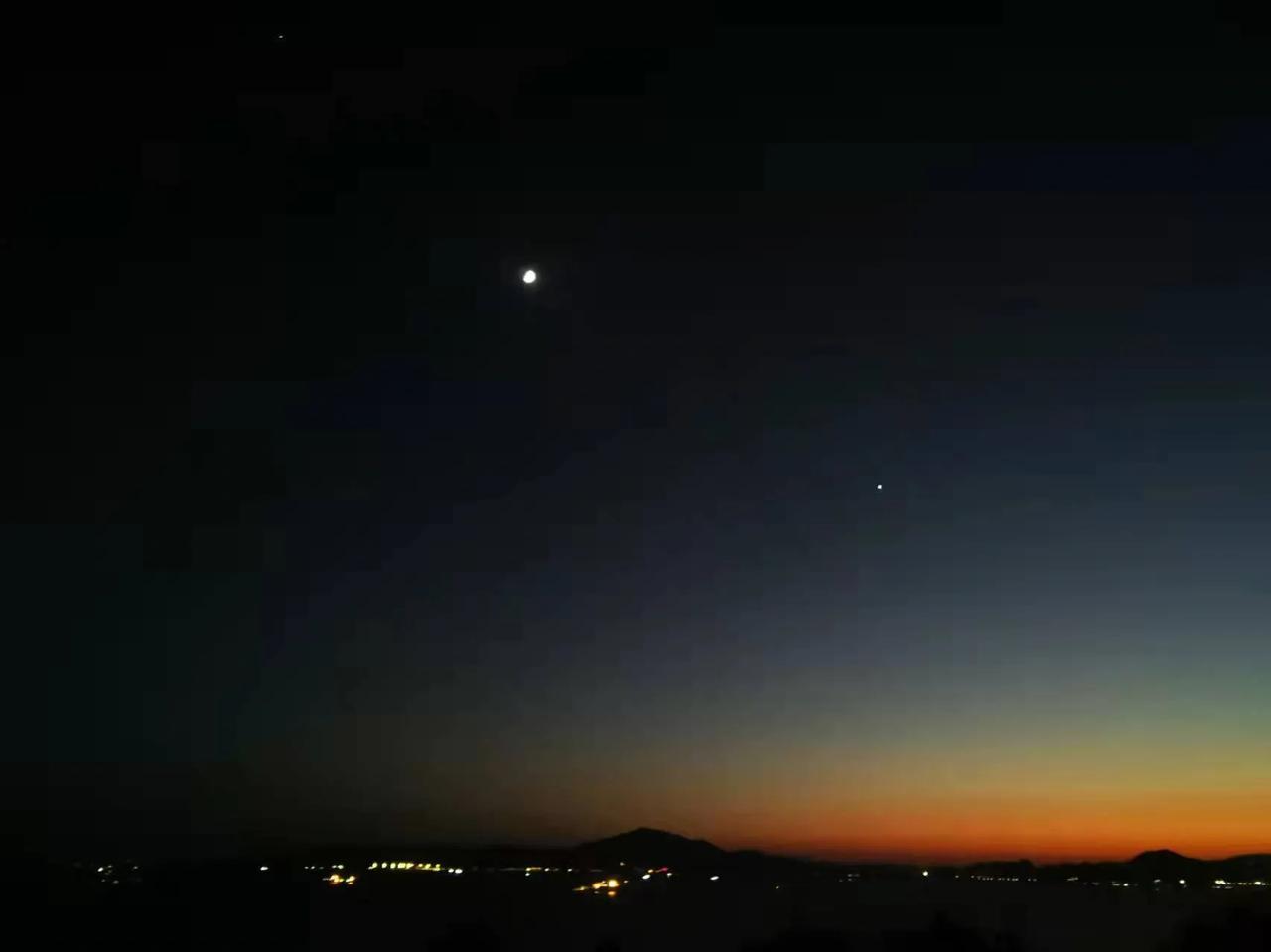 11月10号晚上，木星、北河三还有亏凸月会组成“笑脸”天象，不过这和5月31号那