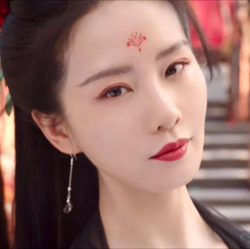 穿越、失忆、黑化，替身刘诗诗“黑色皮肤”很好看，眼神也不盲了，但要不要魔改