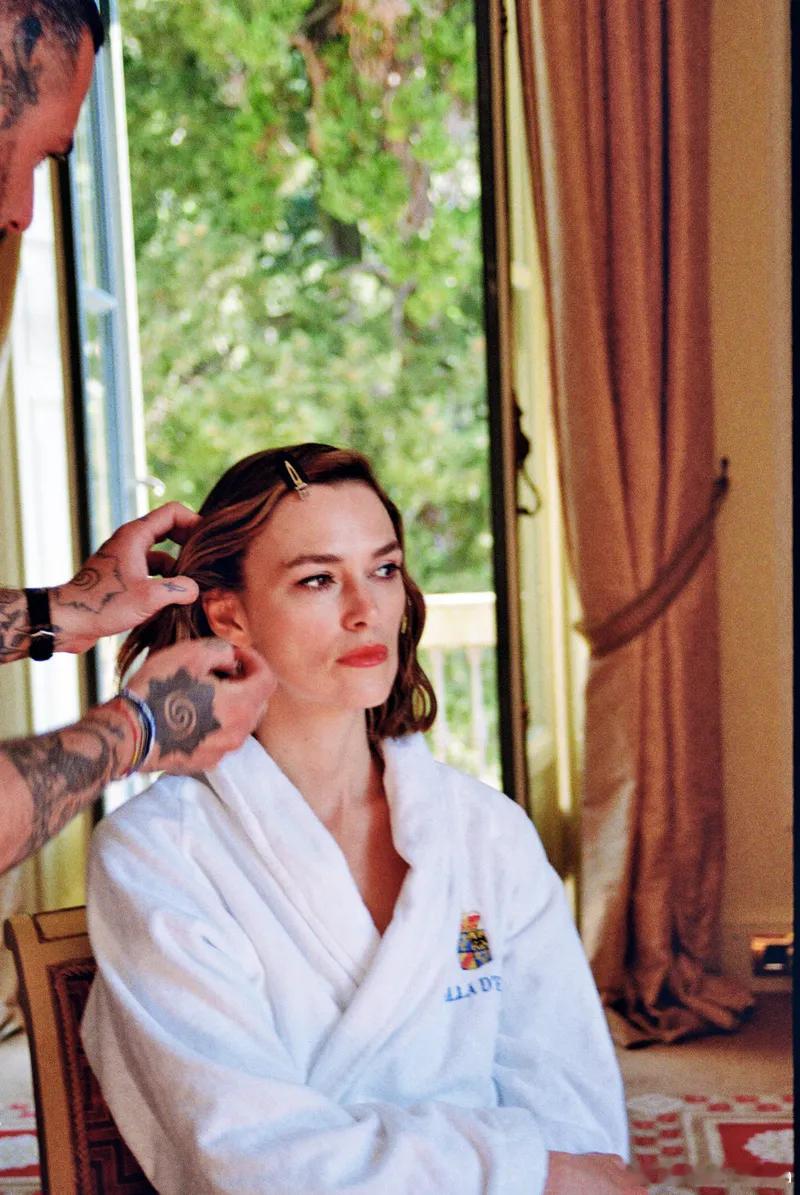 keiraknightley凯拉奈特莉在意大利观看Chanel度假系列大秀的造
