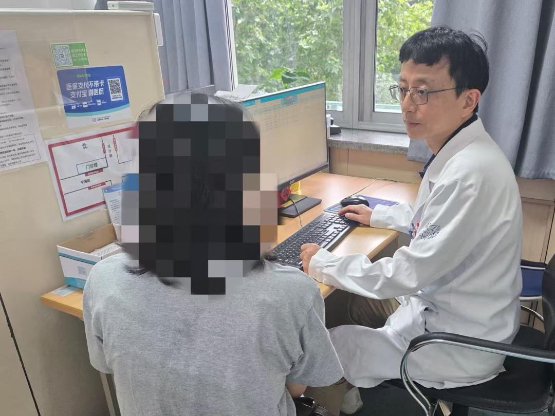 杭州27岁的姑娘小卢，被难缠的皮肤病折磨了整整一年。从腰上一小块红疹开始，症