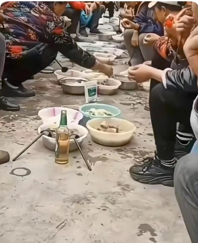 彝族姑娘说，他们并不是不想把菜放在桌子上吃，只是结婚或者是丧葬的时候来的人太多，