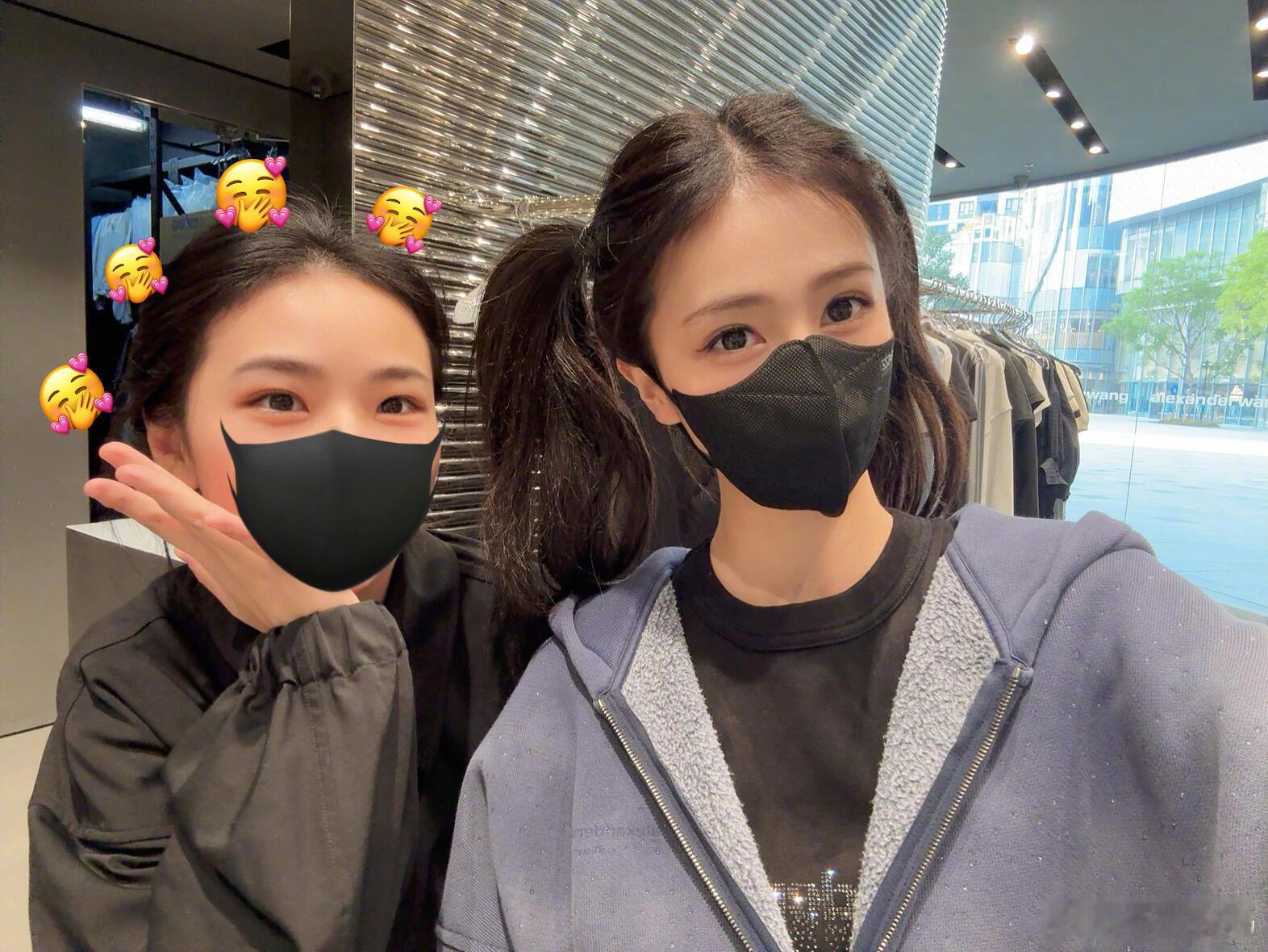 是和店员小姐姐合照的白鹿，双马尾特别特别萌啊🥰