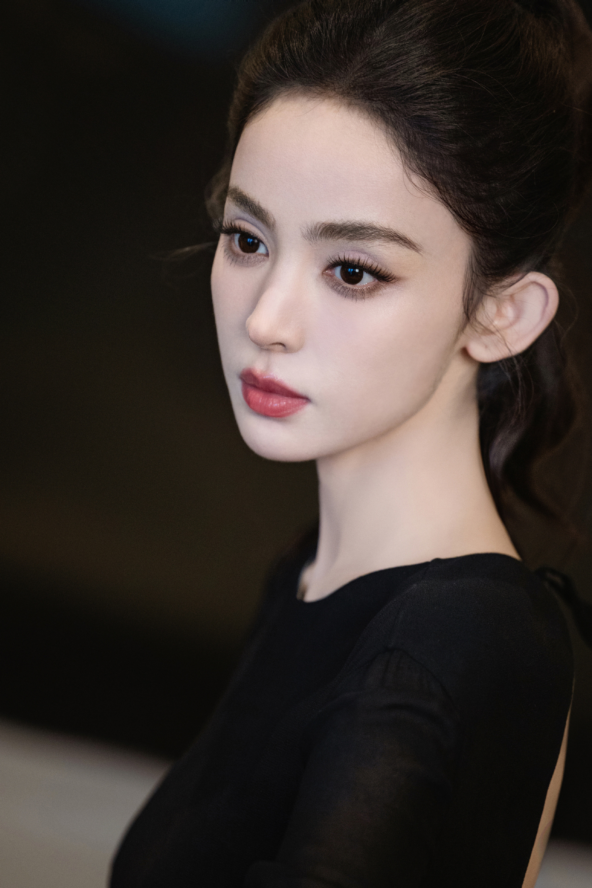 娜扎木春桃，红唇黑衣美背，抬头遇见满眼温柔()