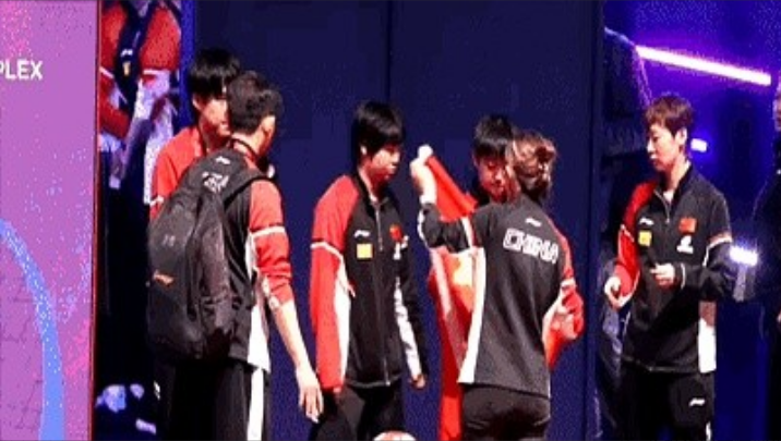 冠军合影时刻，大丫头一看自己居然站在C位，连忙和曼昱说：“曼昱姐，咱俩换换吧，我