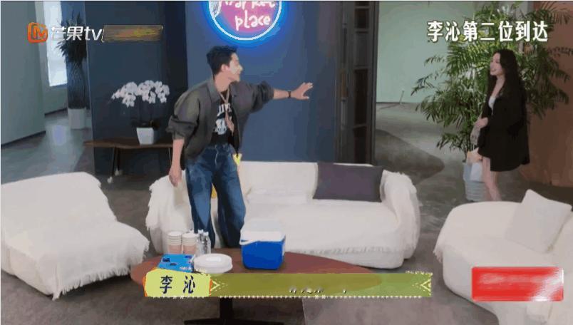 张晚意怎么这么好笑！难得再一次做了妆造，被李沁注意到后，他就和李沁强调这是在花少
