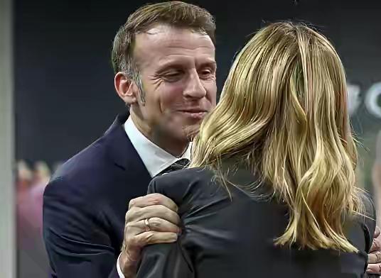 马克龙怎么老成这样？注意他的脸，注意他的手，简直是一个70多岁的老人。马克龙就