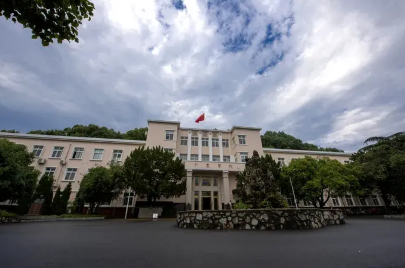 若想报读动物医学专业，最适宜前往国内的七所顶尖大学：1.中国农业大学：位于北