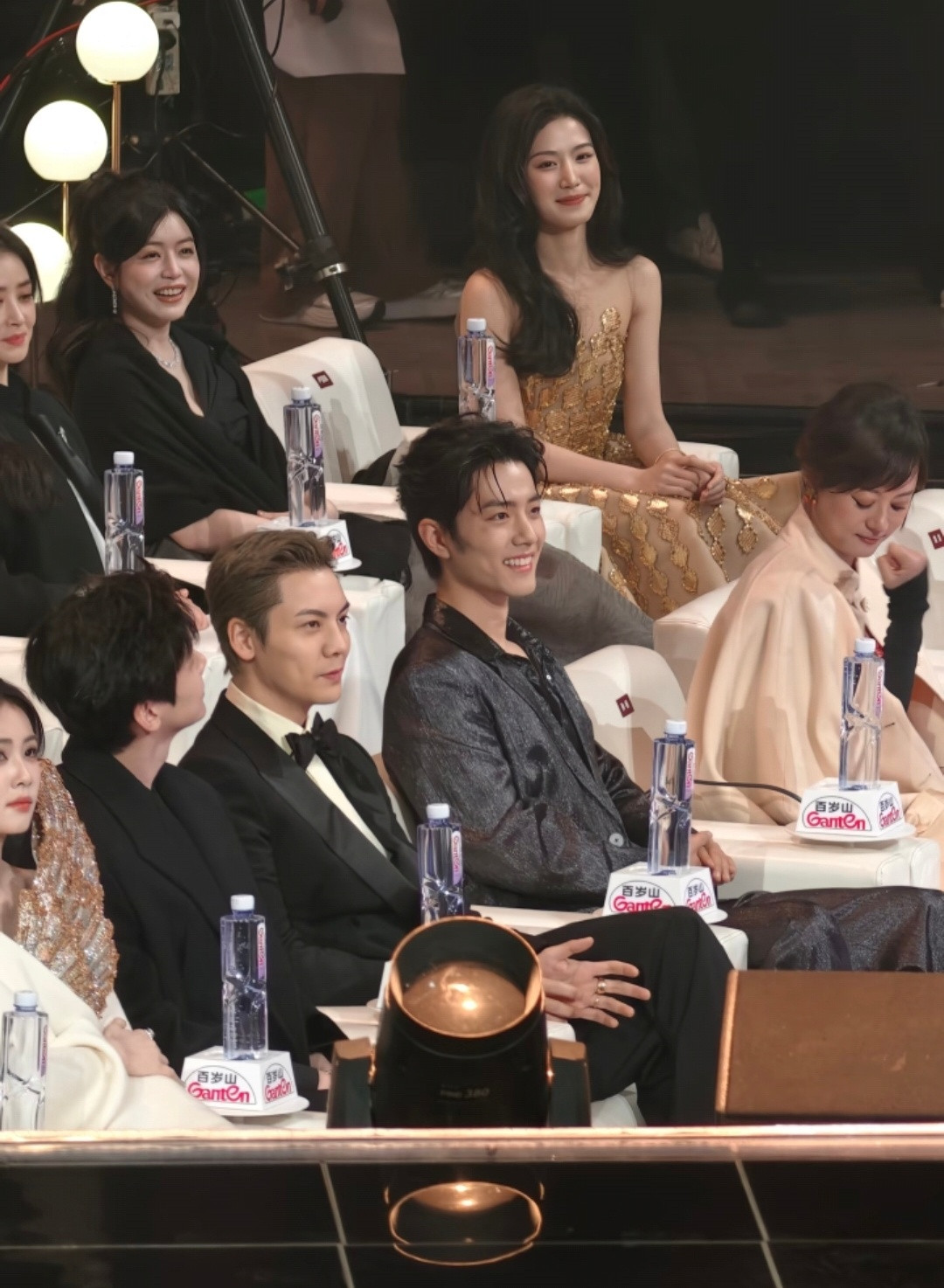 肖战被叫驸马害羞了天呐，要被肖战的笑容迷晕啦