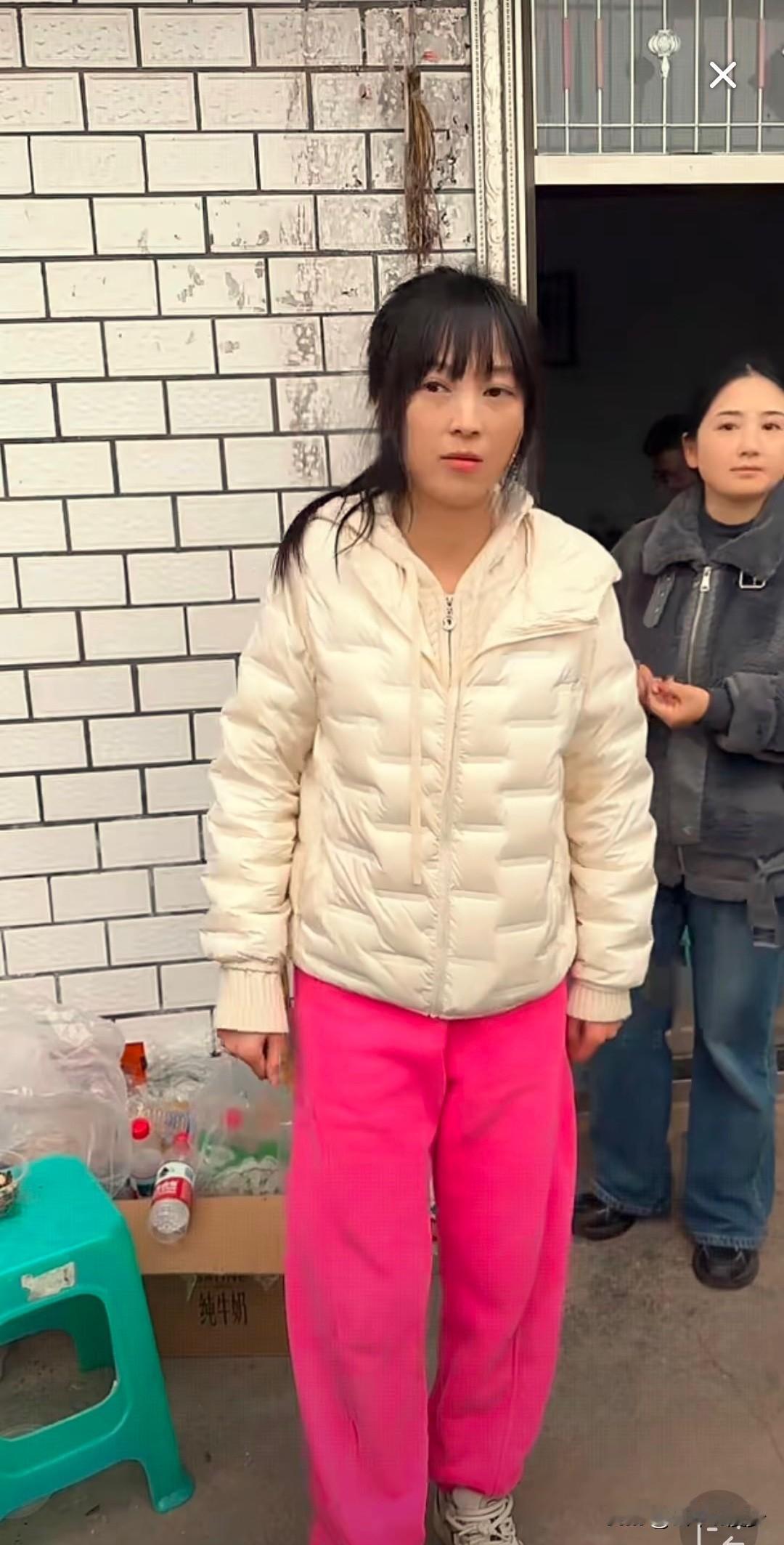 重庆呆呆本打算喊十几个精壮小伙回家帮父亲杀年猪，顺便相看个投缘的当女婿，爸妈还大